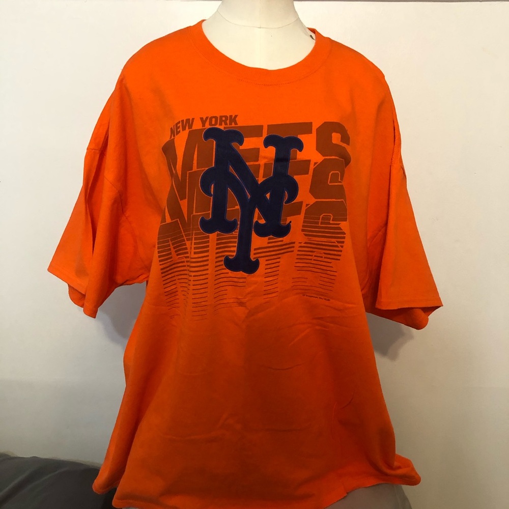 NY Mets baseball T-shirt.